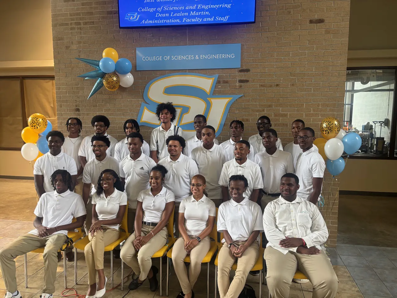 SEAS Scholars cohort in the College of Sciences and Engineering lobby
